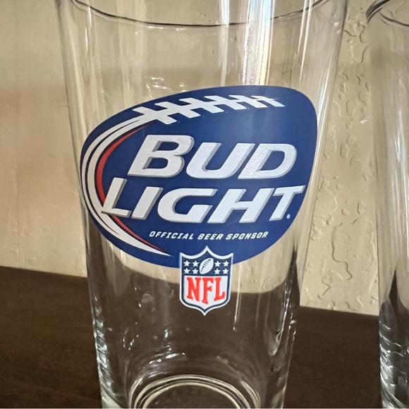 2 Bud Light Beer Glasses - Picture 2 of 4